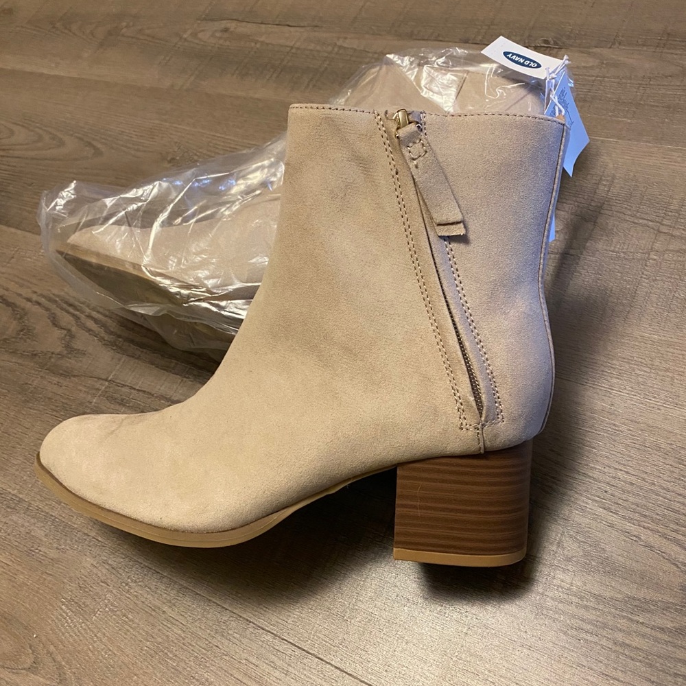 White/beige suede booties